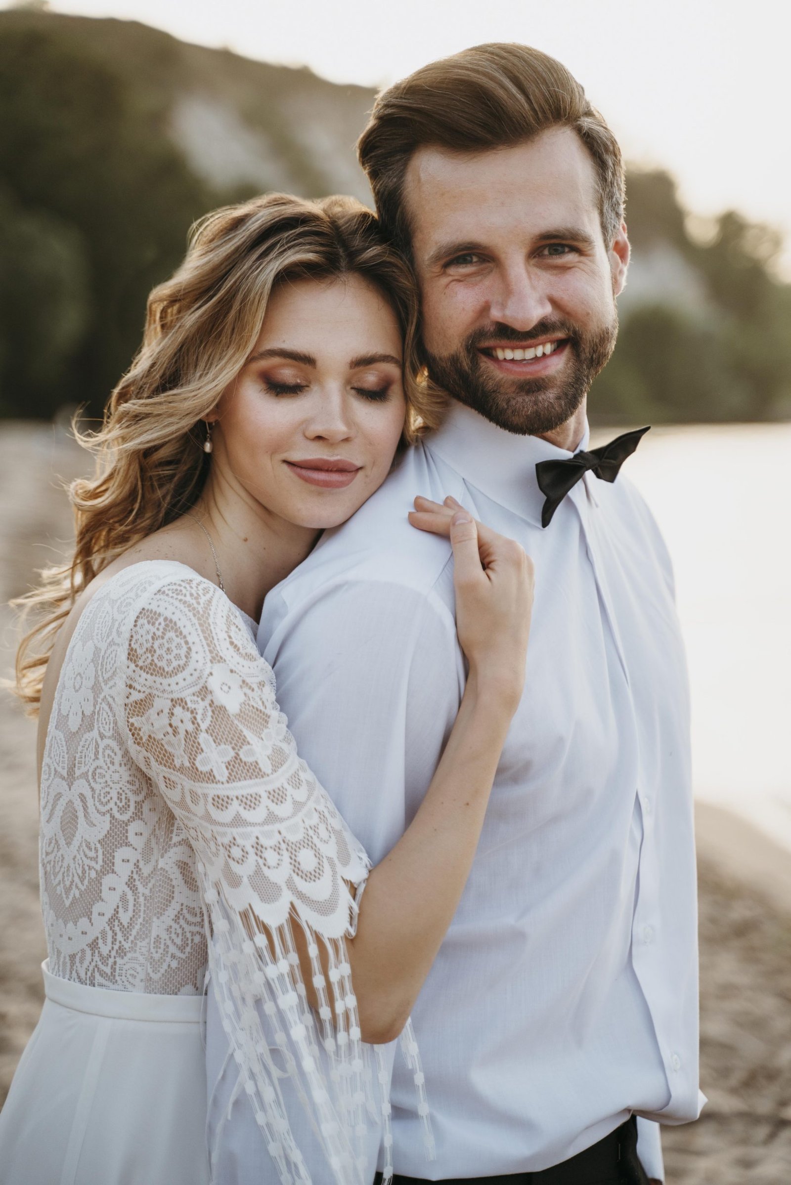 beautiful-couple-having-their-wedding-beach (2)